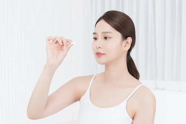 Hermosa Asiática Coreana Modelo Celebración Vitamina Píldora Concepto Belleza Interior — Foto de Stock