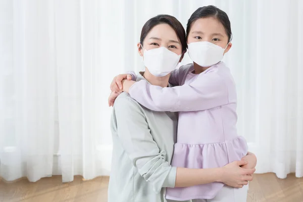 Hugging Asian Mom Daughter Wearing Mask Covid Virus Safety Concept — Stock Photo, Image