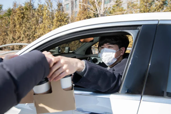 wearing mask in car, covid virus