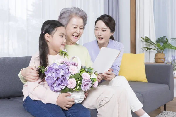 Tres Generaciones Mujeres Abuela Asiática Madre Nieta Concepto Cumpleaños — Foto de Stock