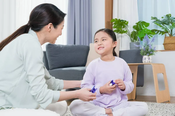 Asiatico Madre Giovane Figlia Giocare Con Blocchi — Foto Stock