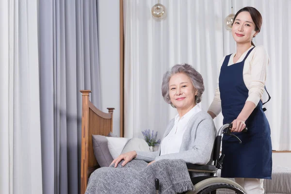 Cuidador Asiático Anciana Asilo Hospital —  Fotos de Stock