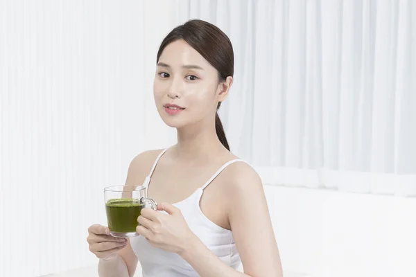 Beautiful Asian Korean Model Holding Healthy Green Juice Beauty Concept — Stock Photo, Image