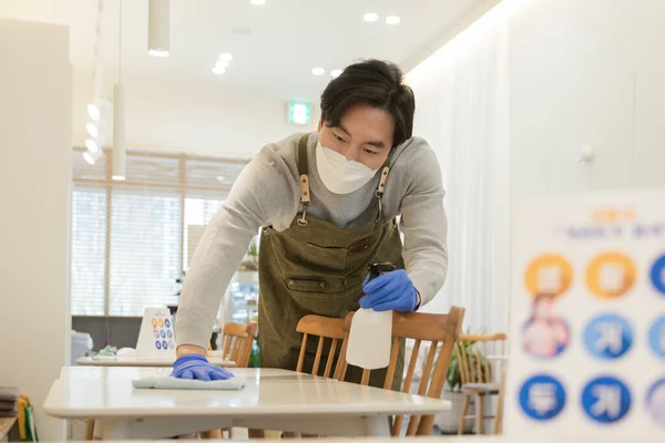 Ásia Homem Com Máscara Sanitizing Loja Durante Covid — Fotografia de Stock