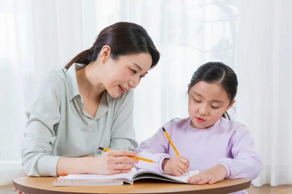 Азиатская Мать Помогает Маленькой Дочери Учиться — стоковое фото