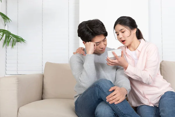 Asiatische Frischvermählte Paar Verwaltet Wohnkostenkonzept Hält Taschenrechner — Stockfoto