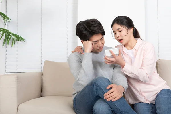 Asiático Recém Casados Casal Gerenciando Casa Vivendo Conceito Despesa Segurando — Fotografia de Stock