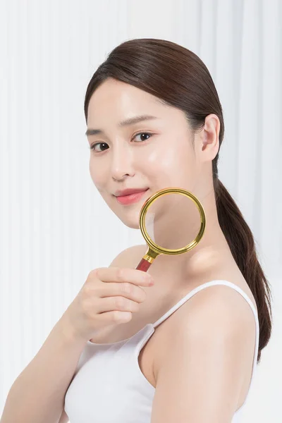 Hermosa Asiática Coreana Modelo Celebración Lupa Concepto Belleza — Foto de Stock