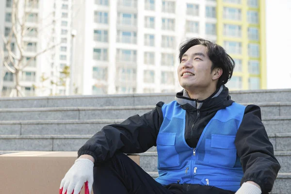 Asiático Repartidor Hombre Descansando Escaleras — Foto de Stock