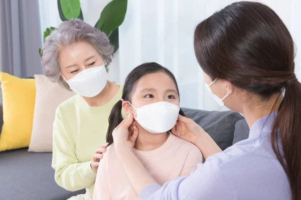 Drie Generaties Vrouwen Aziatische Grootmoeder Moeder Kleindochter Met Masker — Stockfoto