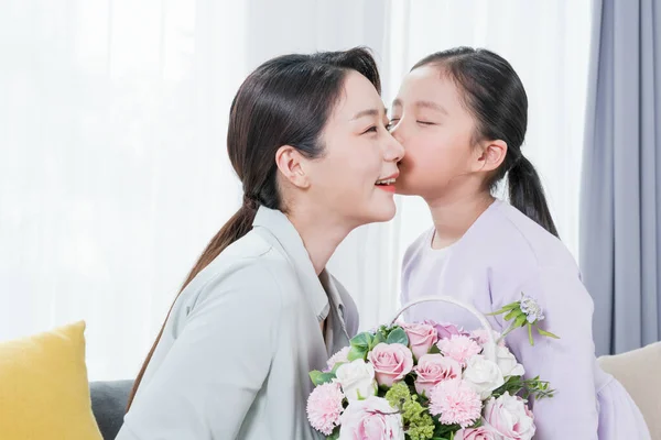 Madre Asiática Hija Joven Celebrando Día Las Madres Con Flores —  Fotos de Stock