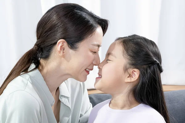 Aziatische Moeder Jonge Dochter Uiten Liefde Zorg — Stockfoto