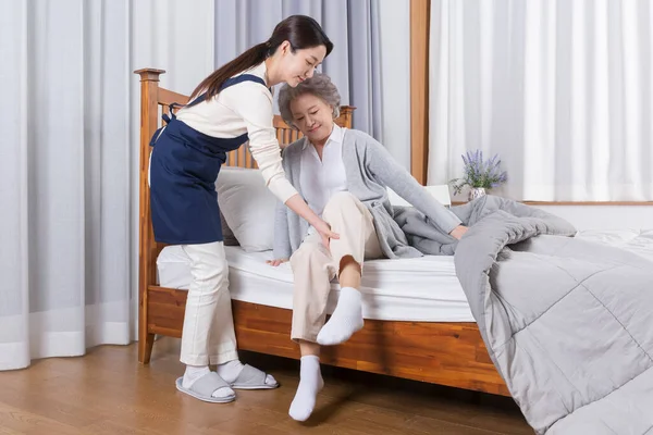 Azjatycki Opiekun Starsza Kobieta Domu Opieki Szpital — Zdjęcie stockowe