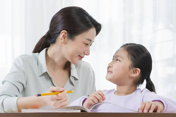 Asiática Mãe Ajudando Jovem Filha Estudo — Fotografia de Stock
