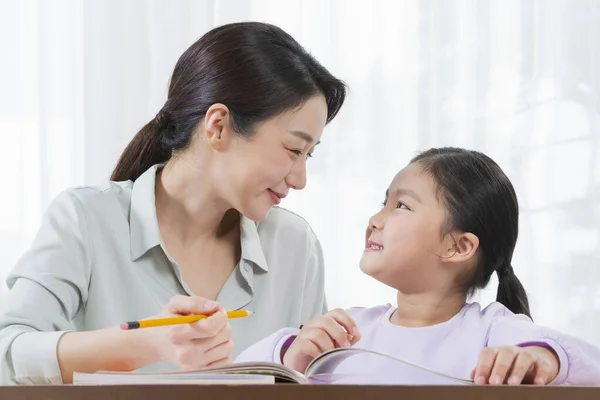 Asiatico Madre Helping Giovane Figlia Studio — Foto Stock