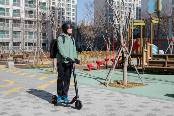 Sipariş Vermek Için Elektrikli Scooter Kullanan Yemek Teslimatı Yapan Erkek — Stok fotoğraf