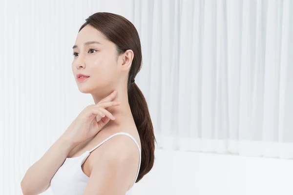Nahaufnahme Der Schönen Asiatischen Modell Mit Hand Hals Hautfaltenpflege Konzept — Stockfoto