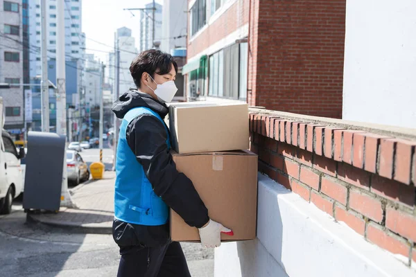 Asiático Coreano Repartidor Hombre Trabajo Mientras Usando Máscara Debido Covid — Foto de Stock