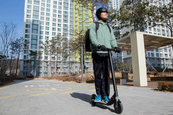 Sipariş Vermek Için Elektrikli Scooter Kullanan Yemek Teslimatı Yapan Erkek — Stok fotoğraf