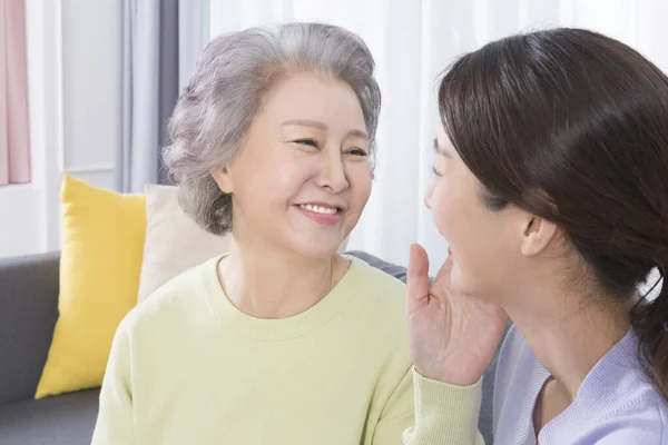 Feliz Sonriente Asiática Vieja Madre Mediana Edad Hija Sofá —  Fotos de Stock