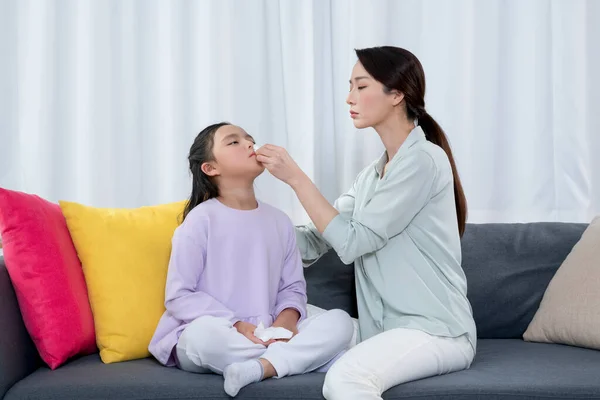 Mutter Hilft Tochter Nasenbluten Asiatische Familie — Stockfoto