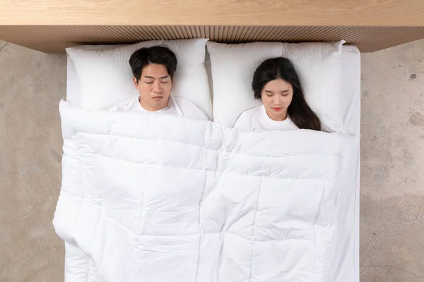 Pengantin Baru Asia Pasangan Tidur Tempat Tidur — Stok Foto