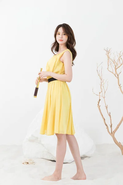Modelo Asiático Bonito Vestido Amarelo Conceito Beleza Mola — Fotografia de Stock