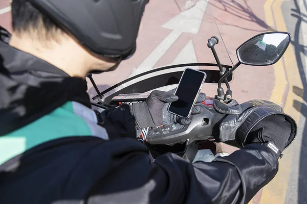 Comida Asiática Delivery Mensajero Masculino Con Smartphone Moto Scooter — Foto de Stock