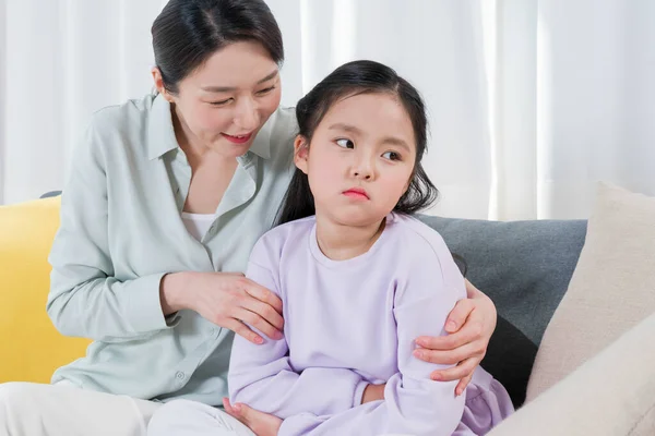 Mamma Confortante Triste Giovane Figlia Famiglia Asiatica — Foto Stock