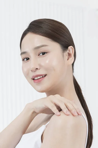 Zbliżenie Piękny Azji Model Uśmiechnięta Twarz Świecącą Skórę — Zdjęcie stockowe