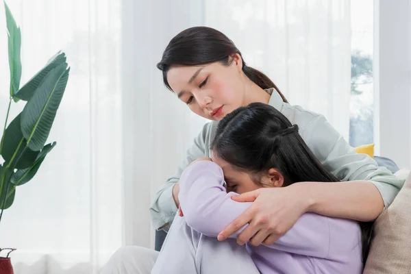 Mãe Reconfortante Triste Jovem Filha Família Asiática — Fotografia de Stock