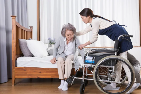 亚洲护理人员和养老院 医院的老年妇女 — 图库照片