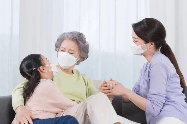 Três Gerações Mulheres Avó Asiática Mãe Neta Usando Máscara — Fotografia de Stock