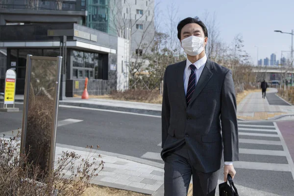 Asyalı Adamı Işe Yürüyerek Giderken Maske Takıyor — Stok fotoğraf