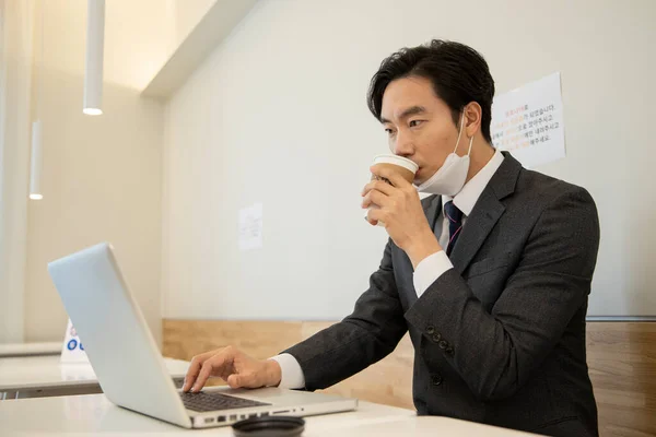 Empresário Asiático Cliente Com Máscara Café Negócio Durante Conceito Vírus — Fotografia de Stock