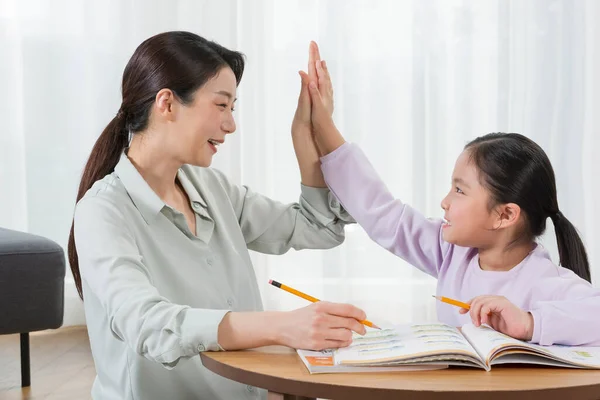 Asiatico Madre Helping Giovane Figlia Studio — Foto Stock