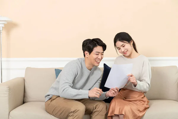 Couple Asiatique Nouvellement Marié Tenant Papier Contrat Maison Résultat Test — Photo