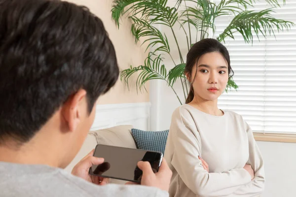 Asiática Esposa Irritada Com Marido Usando Telefone Inteligente Sofá — Fotografia de Stock