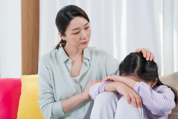 Mamá Reconfortante Hija Joven Triste Familia Asiática —  Fotos de Stock