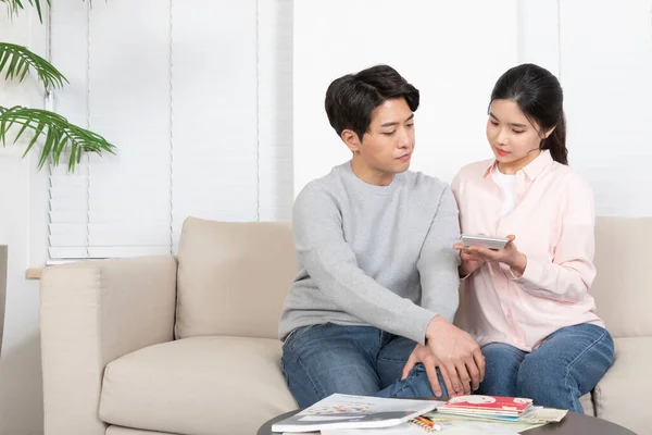 アジアの新婚夫婦家庭生活費の概念を管理し 電卓を保持 — ストック写真