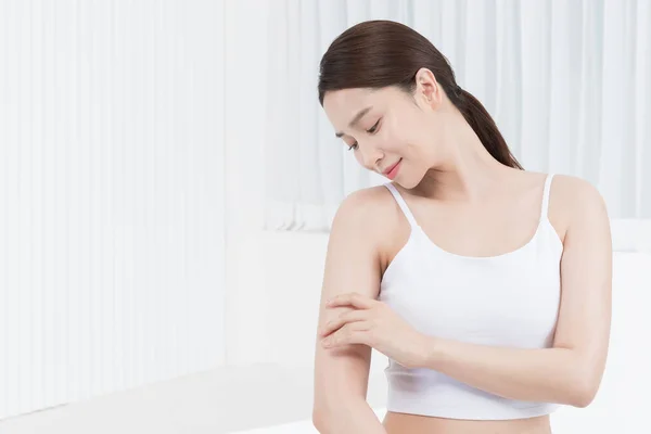 Nahaufnahme Der Schönen Asiatischen Modell Berühren Arm Körper Hautpflege Und — Stockfoto