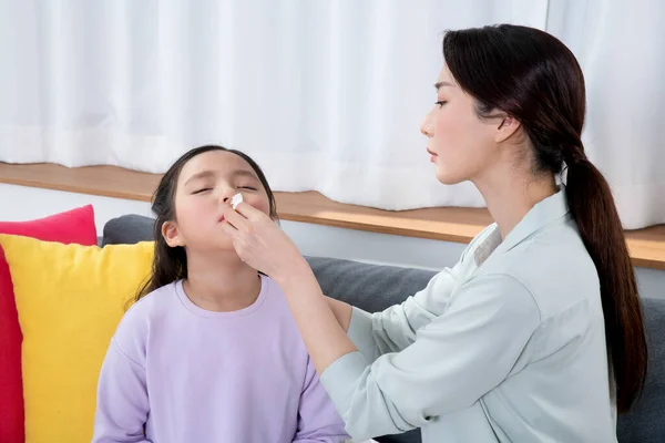 Mãe Ajudando Narizsangramento Filha Família Asiática — Fotografia de Stock