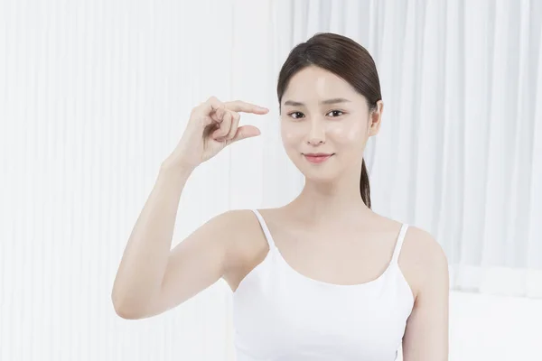 Nahaufnahme Der Schönen Asiatischen Modell Mit Handgeste Glühende Haut Beauty — Stockfoto