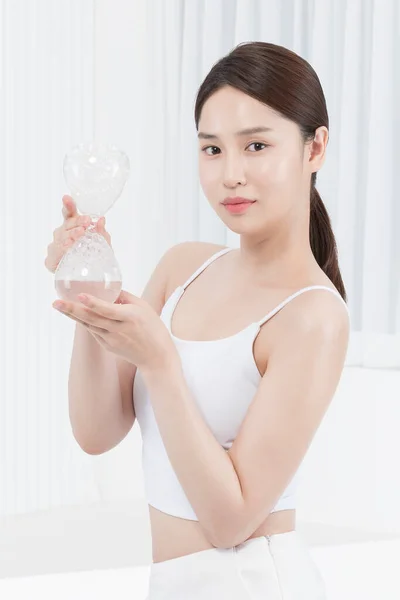 Hermoso Modelo Asiático Con Cristal Hora Concepto Del Cuidado Piel — Foto de Stock