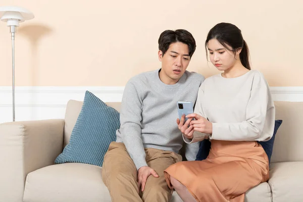 Pareja Casada Asiática Decepcionada Usando Smartphone Sofá Casa — Foto de Stock