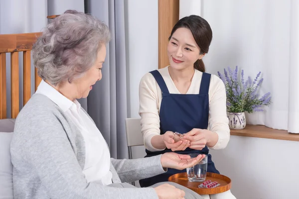 Asiatique Soignant Vieille Femme Maison Soins Infirmiers Hôpital — Photo