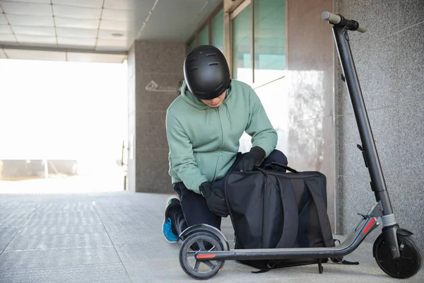 Asya Teslimatçı Erkek Kurye Elektrikli Scooter Yiyecek Teslimatı Sipariş — Stok fotoğraf