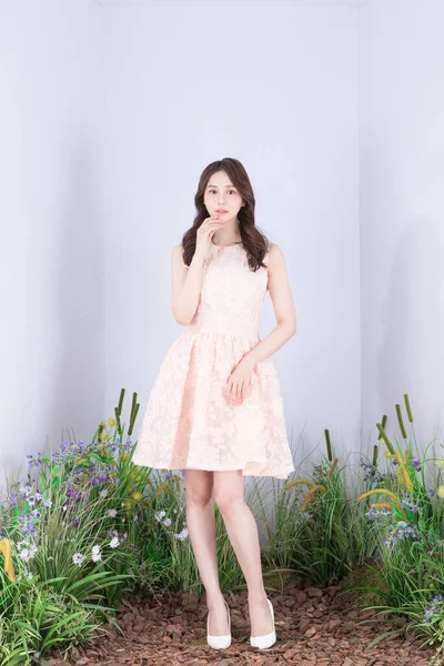 粉红迷你裙的美丽亚洲模特 春天时尚与美的概念 — 图库照片