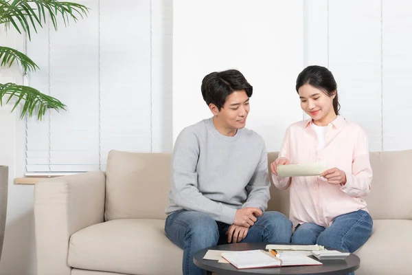 Asiático Recém Casados Casal Gerenciando Casa Vivendo Despesa — Fotografia de Stock