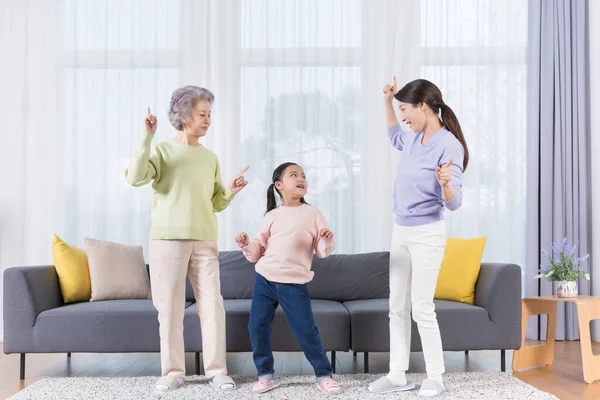 Três Gerações Mulheres Avó Asiática Mãe Neta Dançando — Fotografia de Stock